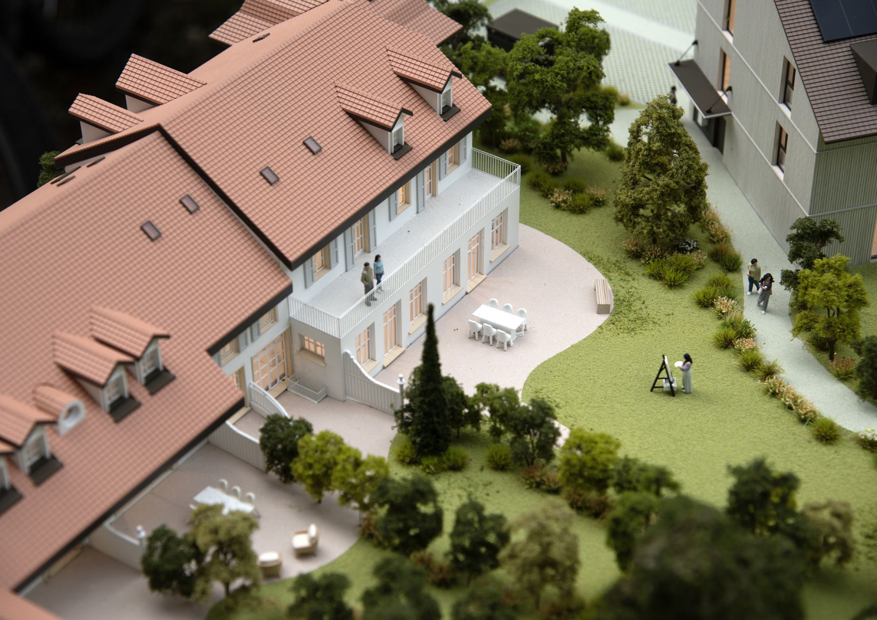 Détail de maquette avec personnages et jardins