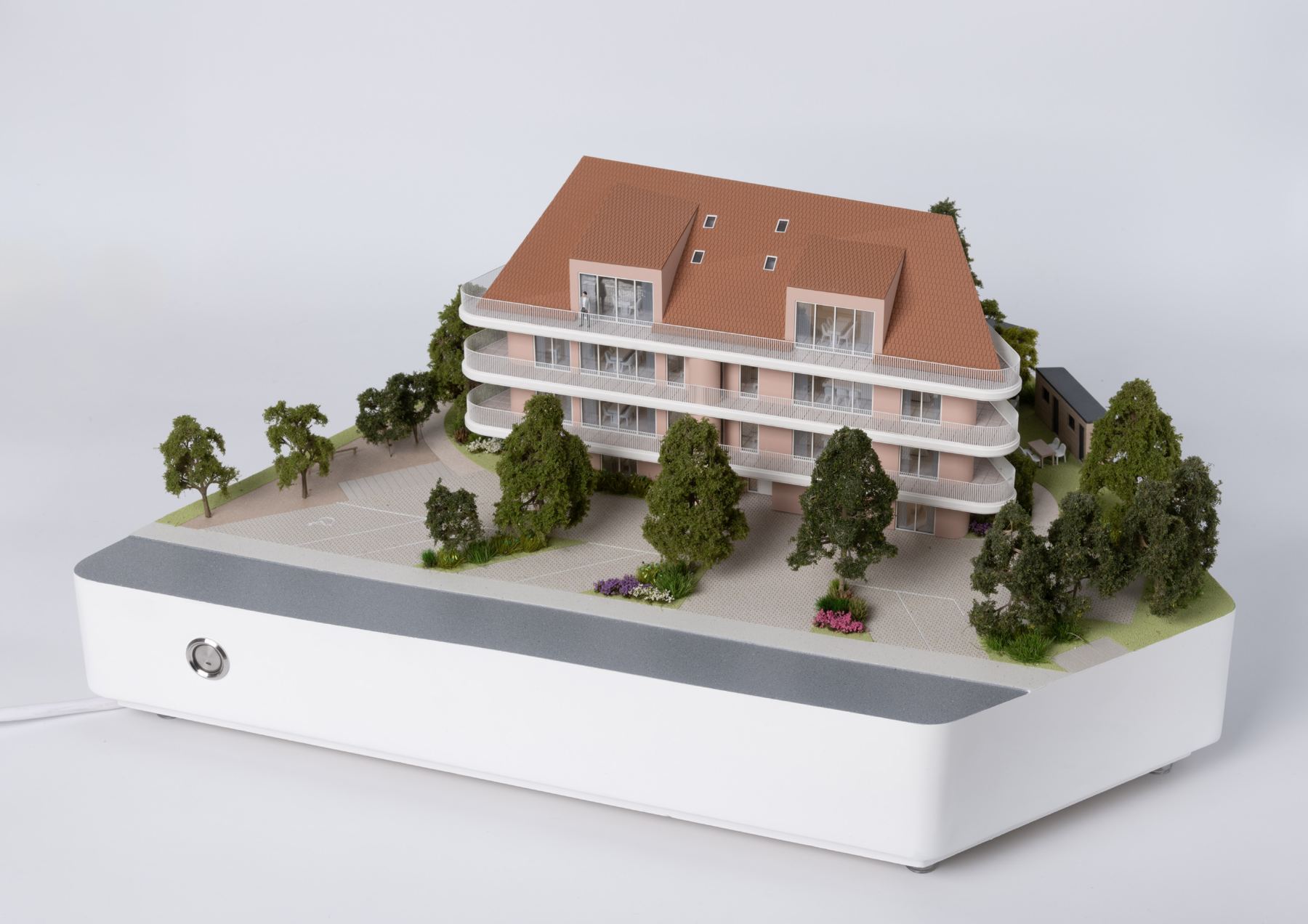 Maquette d’immeuble résidentiel sur socle blanc, Groupe Bernard Nicod