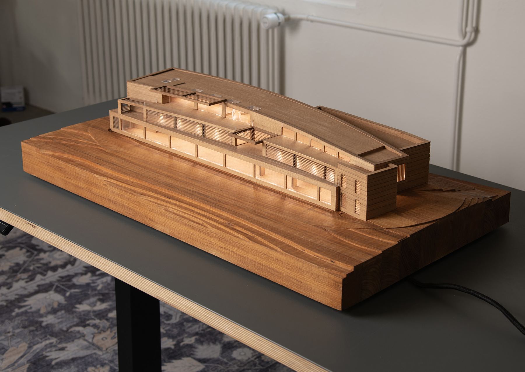 Maquette entièrement en bois sur socle en teck massif, galerie automobile à Pregny-Chambésy