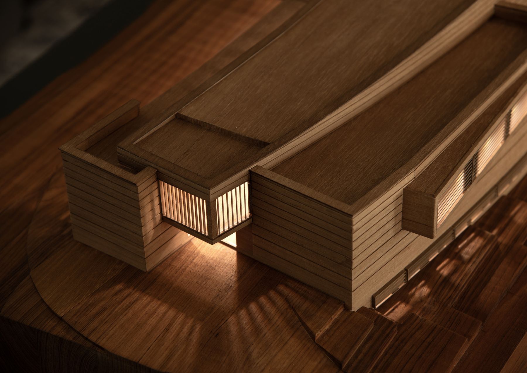 Maquette en bois éclairée de l’intérieur dans la pénombre